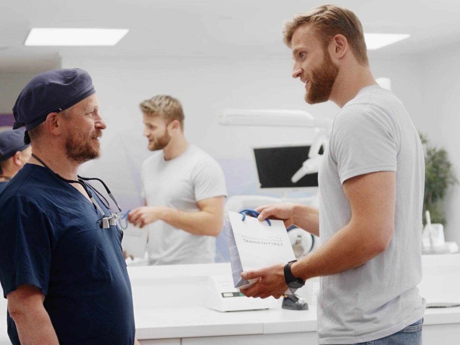 Syreskade tannlege Syreskader på tennene